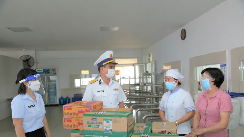 Tổng Công ty Tân Cảng tặng quà động viên đội ngũ cán bộ, công nhân thực hiện "3 tại chỗ" trong sản xuất kinh doanh. Ảnh: CÔNG HOAN