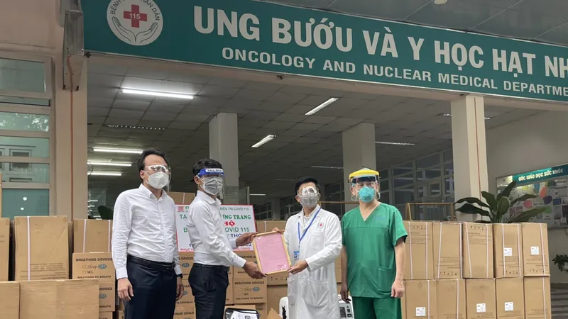 Tập đoàn Phương Trang tặng hàng ngàn máy tạo oxy chống dịch Covid-19