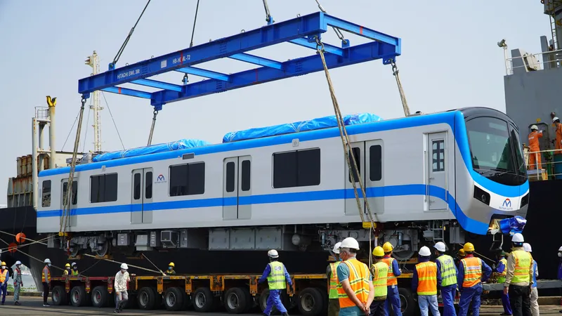 Đoàn tàu 12 và 13 tuyến Metro Bến Thành - Suối Tiên cập cảng TPHCM