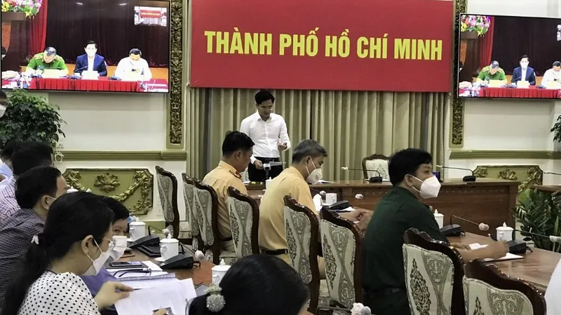 Giám đốc Sở GTVT TPHCM Trần Quang Lâm báo cáo tình hình an toàn giao thông trên địa bàn TPHCM tại hội nghị. Ảnh: QUỐC hÙNG