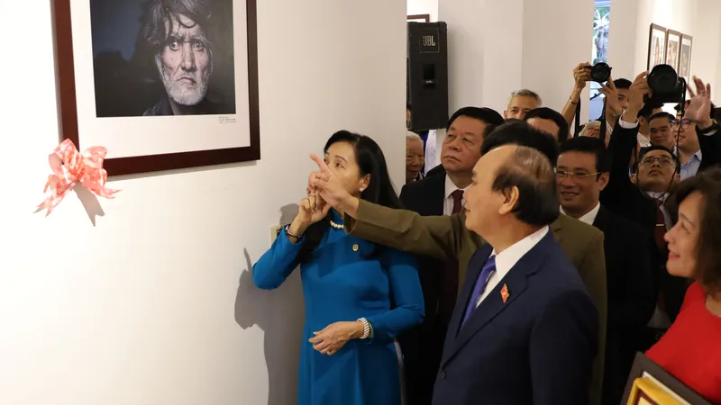 Chủ tịch nước Nguyễn Xuân Phúc cắt băng khai mạc triển lãm Ảnh nghệ thuật Quốc tế lần thứ 11