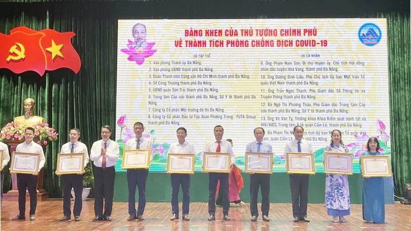 Chủ tịch nước tặng thưởng Huân chương Lao động hạng Ba cho đơn vị có nhiều đóng góp chống dịch Covid-19