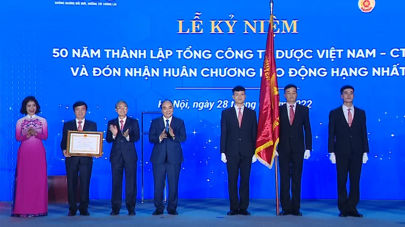 Chủ tịch nước Nguyễn Xuân Phúc: Không để xảy ra tình trạng thiếu thuốc, trang thiết bị y tế