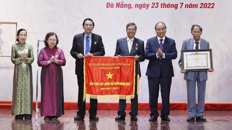 Chủ tịch nước trao tặng danh hiệu Anh hùng Lực lượng vũ trang nhân dân cho Ban Dân y Khu 5