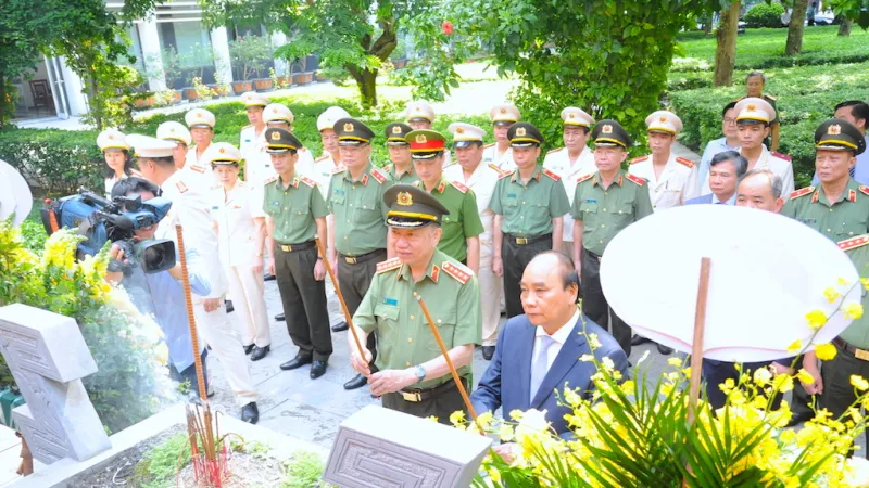 Chủ tịch nước Nguyễn Xuân Phúc: Lực lượng công an đã hoàn thành tốt phong trào “Đền ơn đáp nghĩa“