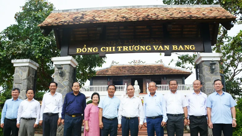 Chủ tịch nước Nguyễn Xuân Phúc dâng hương tại Khu lưu niệm đồng chí Trương Văn Bang