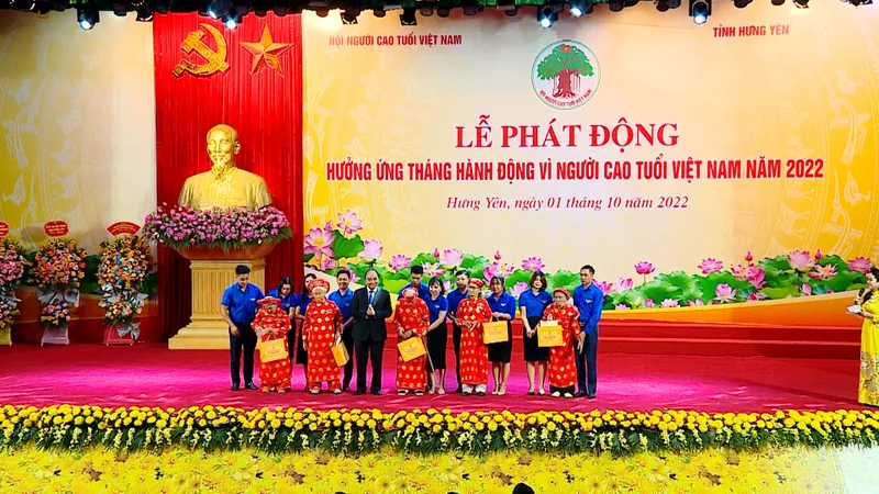 Chủ tịch nước Nguyễn Xuân Phúc: Người cao tuổi được quan tâm, chăm sóc tốt nhất