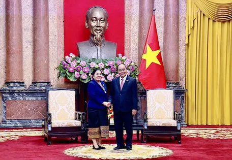 Chủ tịch nước Nguyễn Xuân Phúc tiếp Trưởng Ban Tổ chức Trung ương Đảng Nhân dân Cách mạng Lào