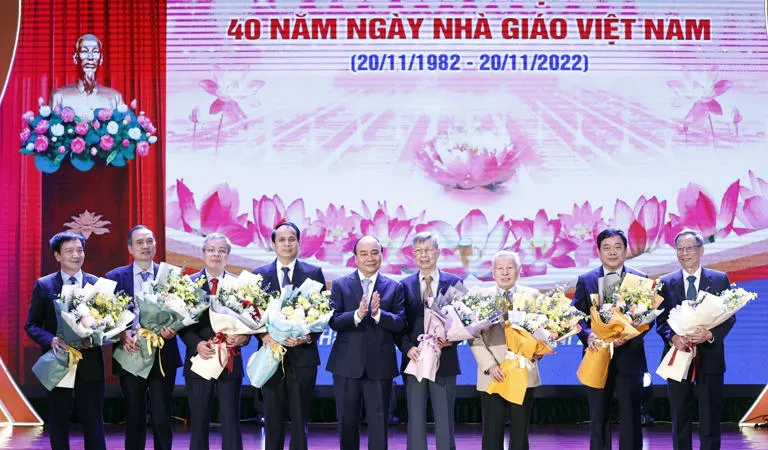 Chủ tịch nước Nguyễn Xuân Phúc chúc mừng các nhà giáo nhân dân. Ảnh: TTXVN