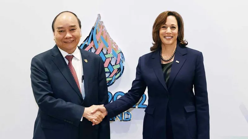 Chủ tịch nước Nguyễn Xuân Phúc gặp Phó Tổng thống Mỹ Kamala Harris