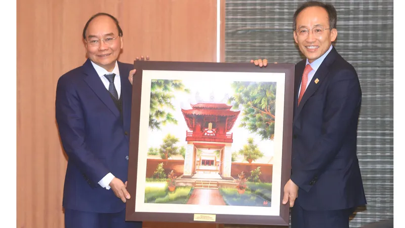 Chủ tịch nước Nguyễn Xuân Phúc hội kiến Phó Thủ tướng Hàn Quốc Choo Kyung-ho 