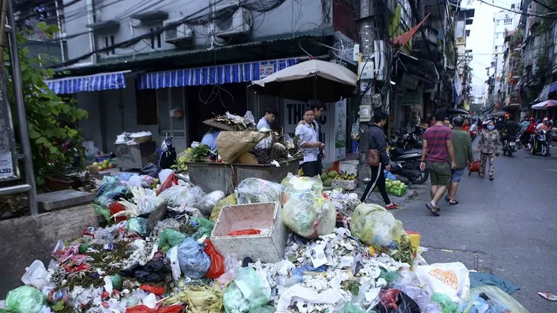 Xử lý triệt để tình trạng xả rác, lấn chiếm lòng lề đường