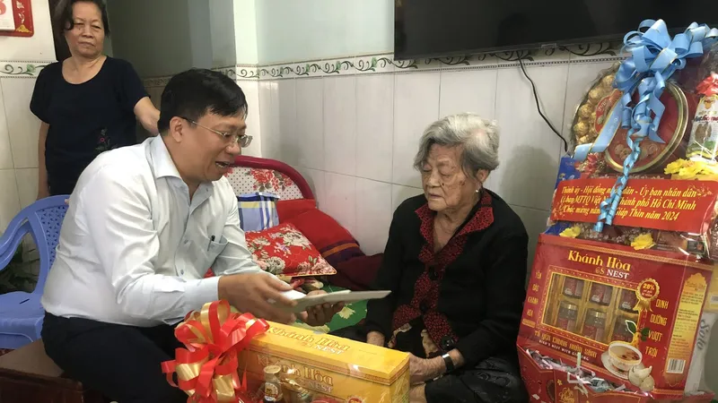 Thăm, tặng quà gia đình chính sách tiêu biểu và hộ nghèo tại TP Thủ Đức