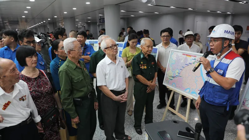 Cán bộ chiến sĩ Điện Biên năm xưa phấn khởi trải nghiệm tuyến metro số 1