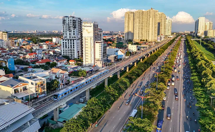 Tập trung đầu tư hạ tầng phát triển kinh tế và nâng cao đời sống nhân dân TPHCM