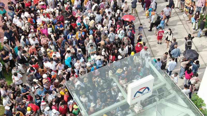 Người dân đội nắng chờ đi metro