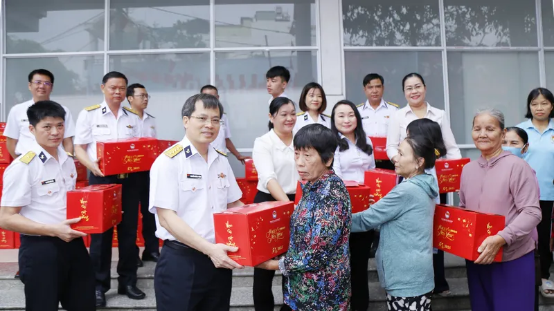 Tân cảng Sài Gòn ủng hộ 1 tỷ đồng Quỹ “Vì người nghèo” TP Thủ Đức