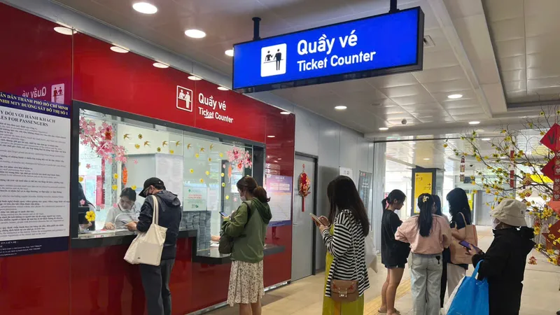 Hành khách xếp hàng mua vé đi metro 