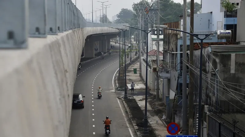 Tháo dỡ rào chắn cho các phương tiện lưu thông vào đường Hoàng Hoa Thám