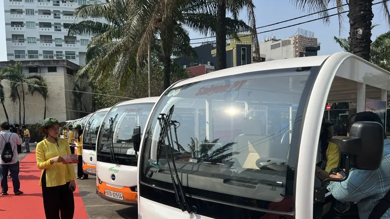 Ga metro Bến xe Suối Tiên phục vụ xe điện đưa hành khách viếng nghĩa trang liệt sĩ Thành phố