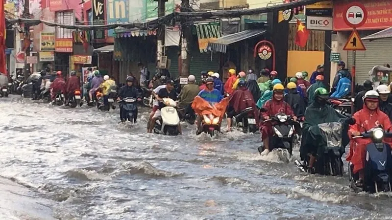 Ngập đường Điện Biên Phủ đoạn gần cầu Sài Gòn. Ảnh: QUỐC HÙNG