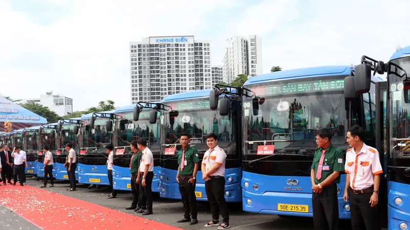 Tiếp tục đưa vào vận hành 443 xe buýt điện trên 35 tuyến