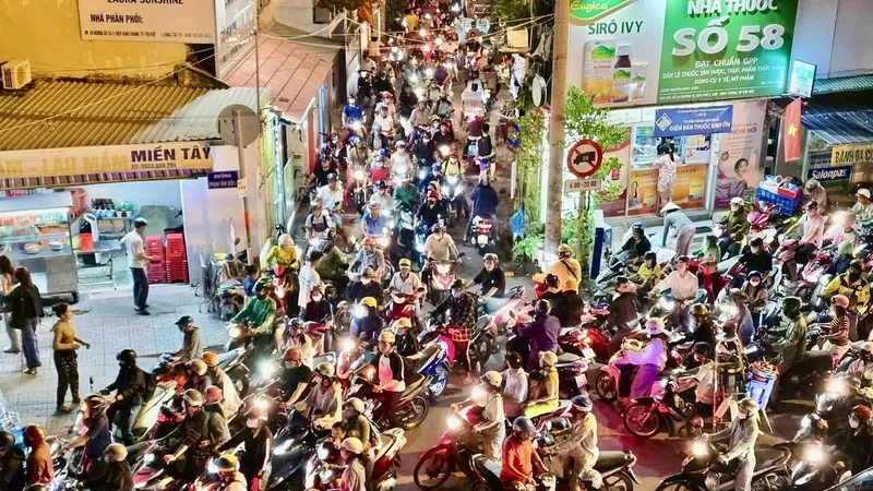 Người dân chọn lộ trình lưu thông qua cầu Bình Triệu 1
