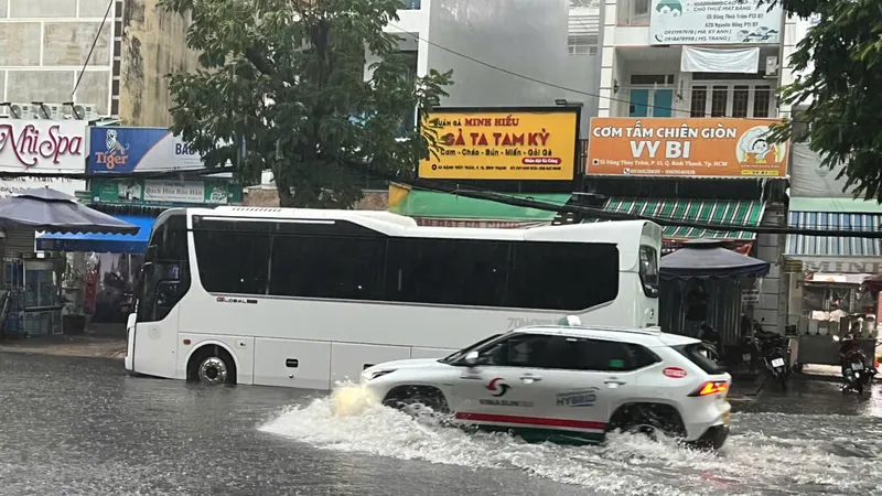 Xử lý dứt điểm 13 tuyến đường ngập do mưa. Ảnh: QUỐC HÙNG