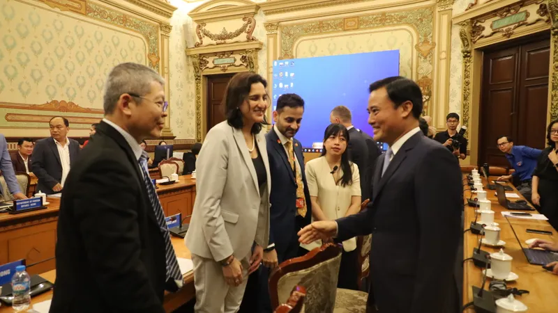 TPHCM đẩy mạnh thanh toán không tiền mặt trong giao thông công cộng