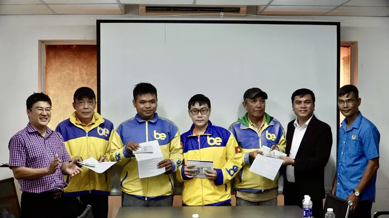 Trao quỹ vay vốn hỗ trợ tài xế công nghệ vượt qua khó khăn