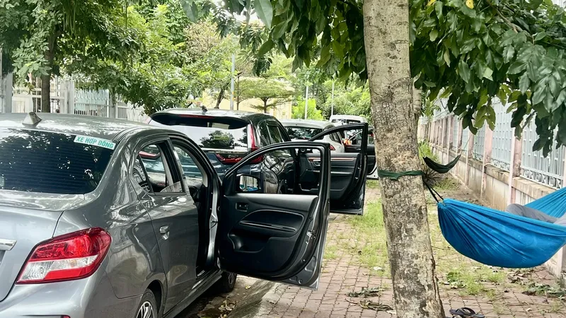 Xe đậu tràn lan, gây mất an toàn và trật tự tại khu dân cư 6A, xã Bình Hưng