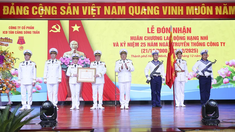 Công ty CP ICD Tân Cảng Sóng Thần đón nhận Huân chương Lao động hạng Nhì