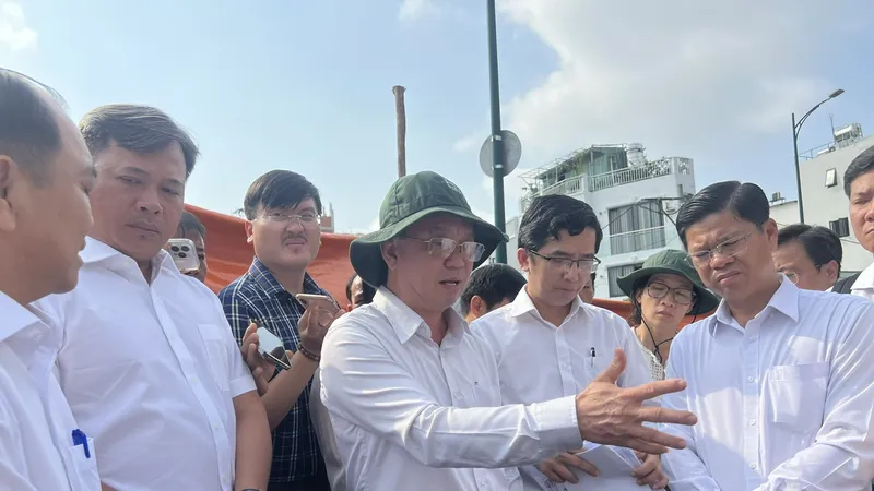 Sau khi kiểm tra, Phó Chủ tịch UBND TPHCM Bùi Minh Thạnh yêu cầu xử lý khẩn cấp. Ảnh: QUỐC HÙNG