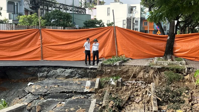 Phó Chủ tịch UBND TPHCM Bùi Minh Thạnh kiểm tra hiện trạng sụt lún trên đường Ba Đình, phường Chánh Hưng. Ảnh: QUỐC HÙNG