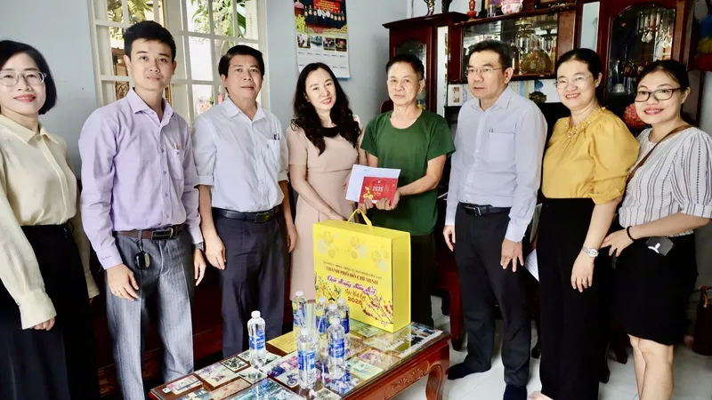 Thăm, tặng quà tết gia đình chính sách và người dân có hoàn cảnh khó khăn 