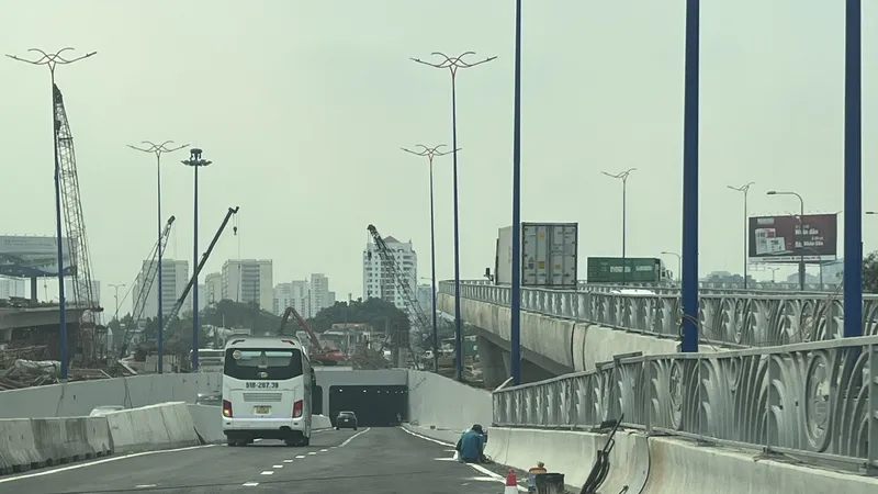Tài xế lúng túng khi lưu thông qua nút giao thông An Phú
