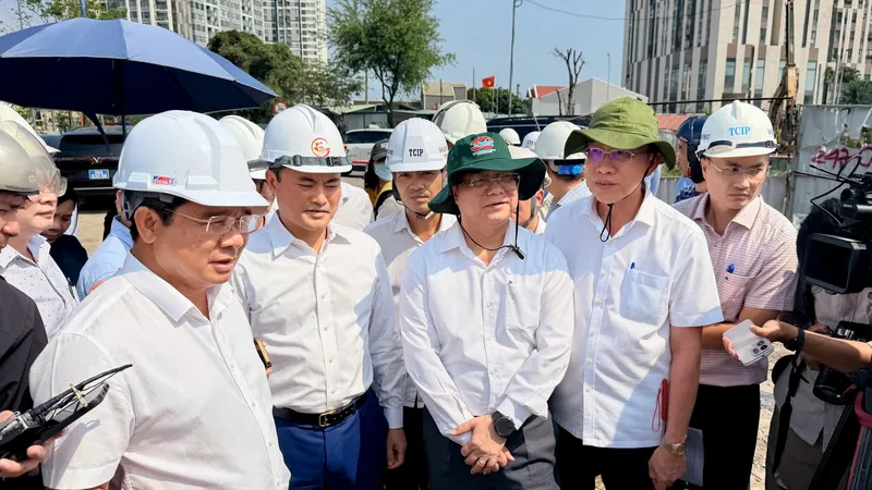 Chủ tịch UBND TPHCM Nguyễn Văn Được khảo sát thực địa, trao đổi và chỉ đạo tại dự án nút giao An Phú, chiều 17-3-2026. Ảnh: HOÀNG HÙNG