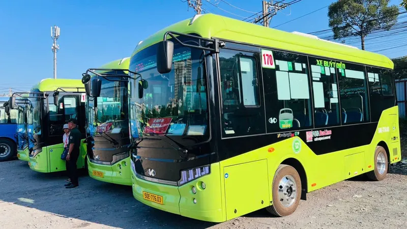 Xe buýt điện tại bến xe buýt Cộng Hòa, phường Tân Bình