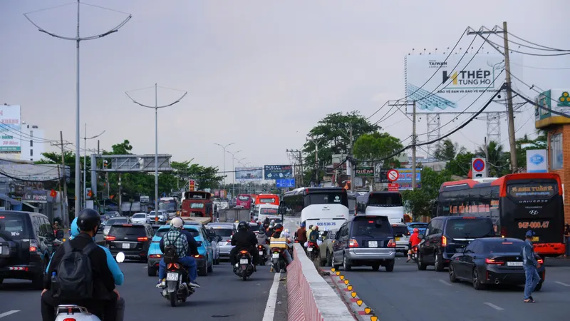 Phương tiện từ các tỉnh miền Tây di chuyển về TPHCM (ẢNH: QUỐC HÙNG)