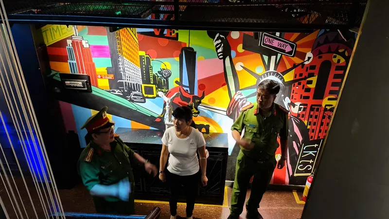 Nhiều quán karaoke cố tình tắt chuông báo cháy, lấn chiếm lối thoát nạn