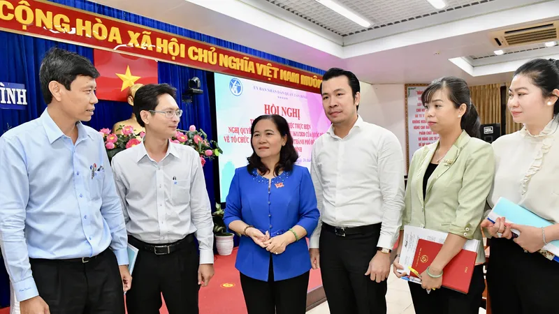Chủ tịch HĐND TPHCM Nguyễn Thị Lệ trao đổi cùng các đồng chí lãnh đạo quận Tân Bình tại buổi giám sát.Ảnh:VIỆT DŨNG