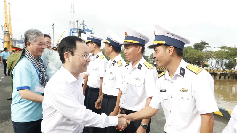 Đoàn đại biểu TPHCM đi thăm cán bộ, chiến sĩ và nhân dân trên các đảo thuộc vùng biển Tây Nam và nhà giàn DK1