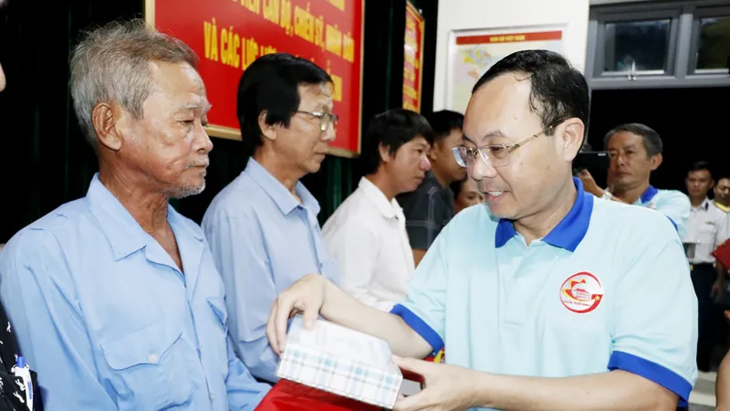Đoàn công tác TPHCM thăm, tặng quà cán bộ, chiến sĩ và nhân dân đảo Thổ Chu