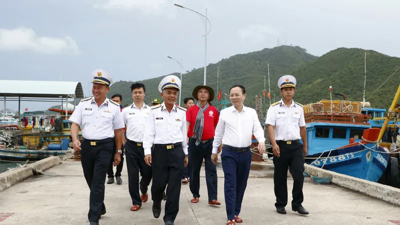 Lãnh đạo TPHCM thăm, tặng quà cán bộ, chiến sĩ và nhân dân đảo Nam Du