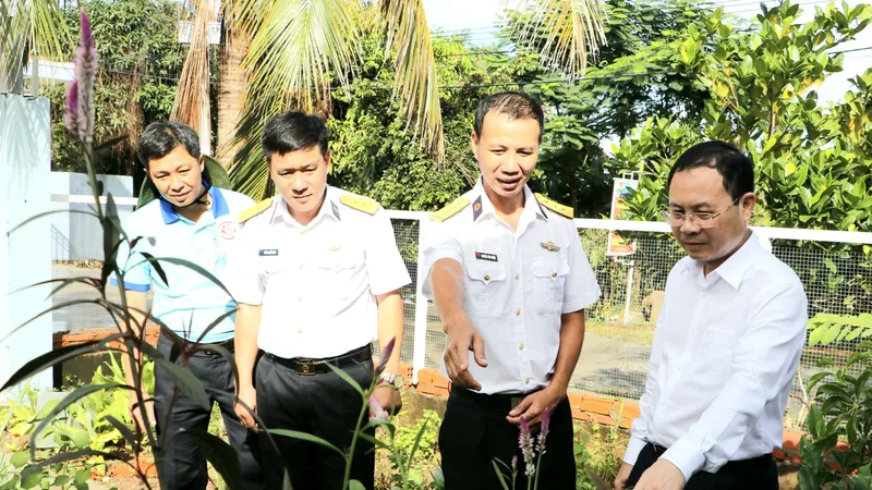 Đoàn đại biểu TPHCM đến thăm cán bộ, chiến sĩ và nhân dân trên đảo Hòn Đốc