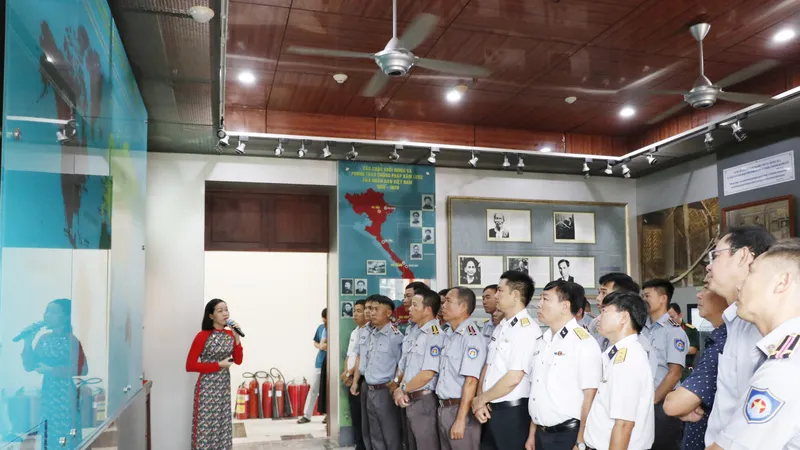 Đoàn cán bộ, chiến sĩ Hải quân tham quan các di tích lịch sử tại TPHCM
