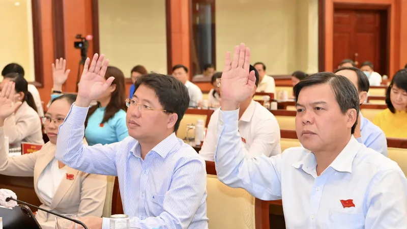 Các đại biểu HĐND TPHCM thông qua Nghị quyết. Ảnh: VIỆT DŨNG