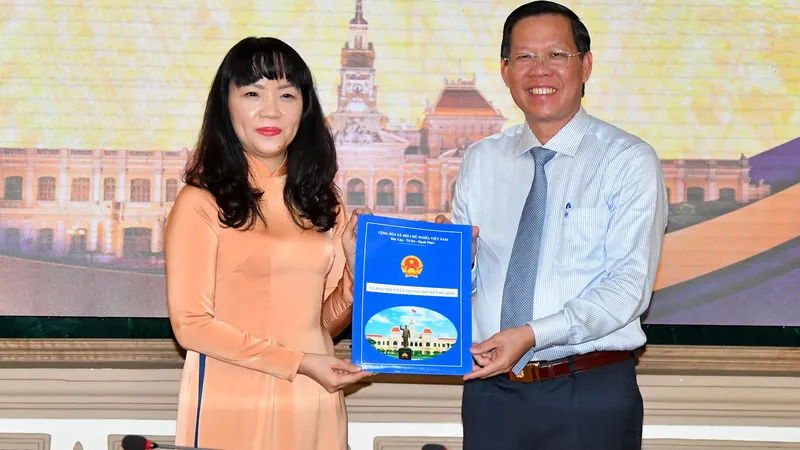 Chủ tịch UBND TPHCM Phan Văn Mãi trao quyết định cho đồng chí Phạm Thị Hồng Hà. Ảnh: VIỆT DŨNG