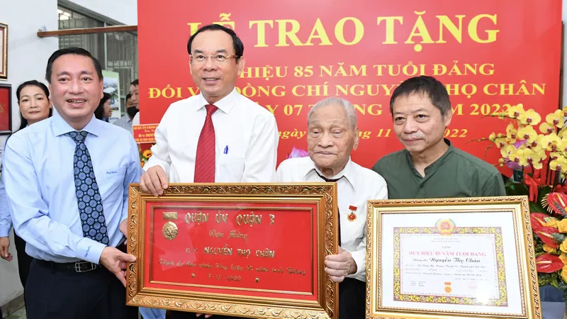 Bí thư Thành ủy TPHCM Nguyễn Văn Nên trao Huy hiệu 85 tuổi Đảng cho đồng chí Nguyễn Thọ Chân