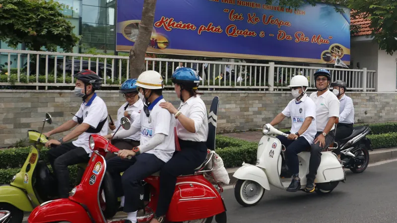 Độc đáo tour “lái xe Vespa khám phá quận 3 đa sắc màu”
